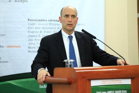 Tem início seminário que reúne especialistas em Direito Militar de diversos países